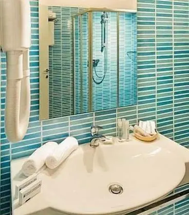 Dört Kişilik Oda, Deniz Manzaralı