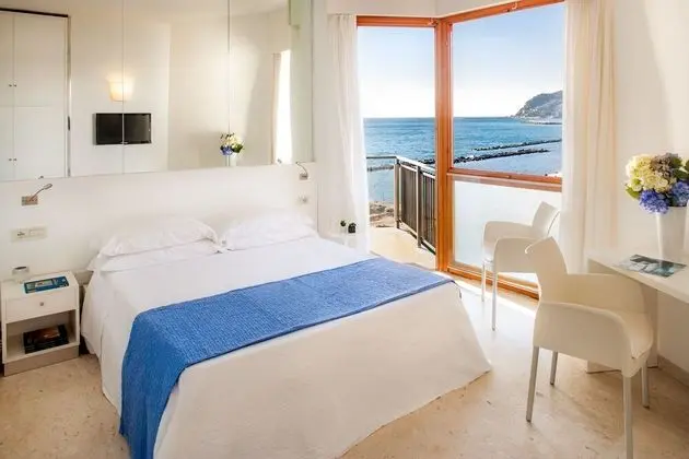 Tek Büyük veya İki Ayrı Yataklı Oda, Kısmi Deniz Manzaralı