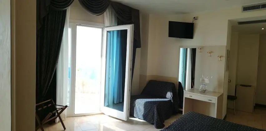 Üç Kişilik Oda, Deniz Manzaralı