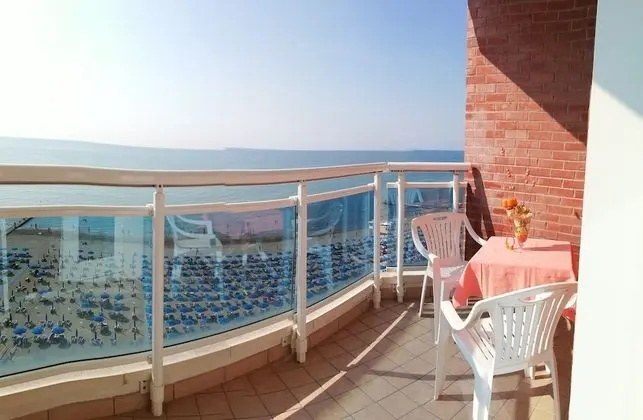 Üç Kişilik Oda, Deniz Manzaralı