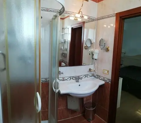Üç Kişilik Oda, Deniz Manzaralı