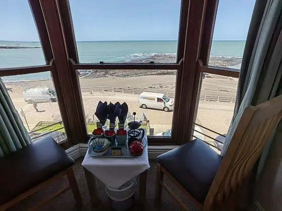 Üç Kişilik Oda, Deniz Manzaralı
