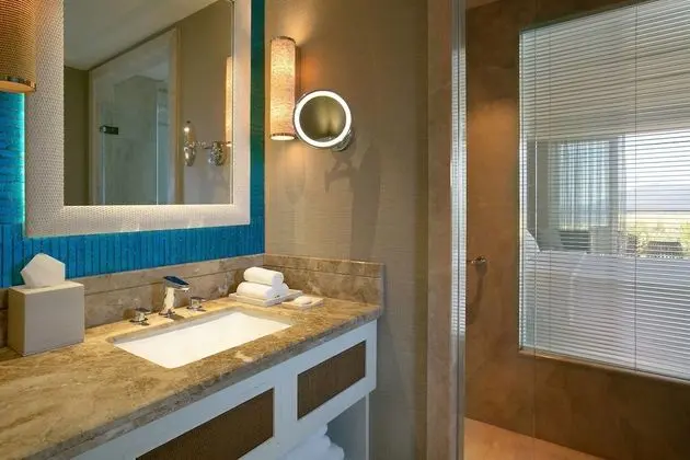 Deluxe King Room, 1 King Bed, Sea view, Balcony