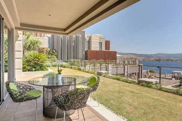 Two Bedroom Suite, 1 King Bed, 2 Queen Beds, Sea view, Balcony