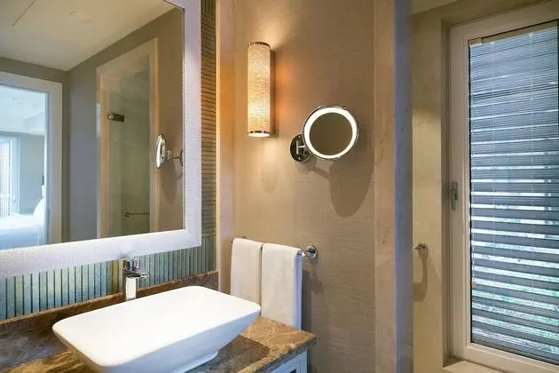 Two Bedroom Suite, 1 King Bed, 2 Queen Beds, Sea view, Balcony