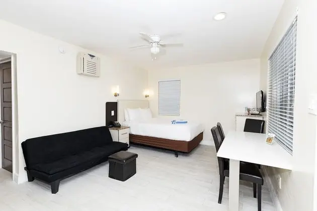 King Studio Pool: 1 King Bed