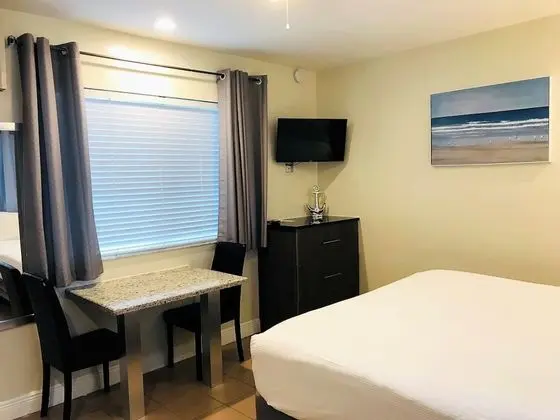 King Studio Pool: 1 King Bed