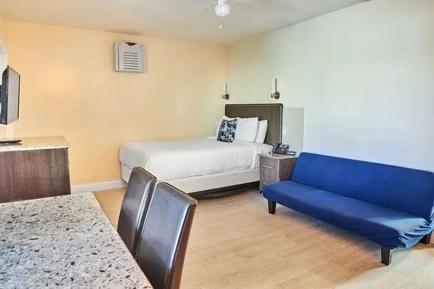 Queen Studio Pool: 1 Queen Bed