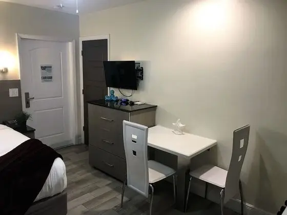 Queen Studio Pool: 1 Queen Bed