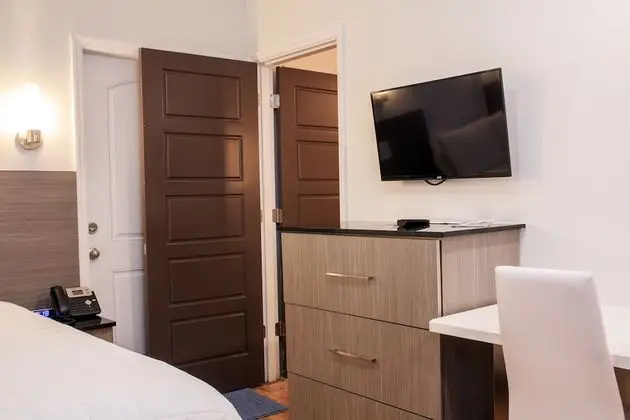 Queen Studio Pool: 1 Queen Bed