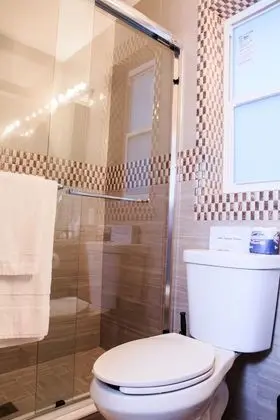 Queen Studio Pool: 1 Queen Bed