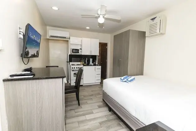 Queen Studio Pool: 1 Queen Bed