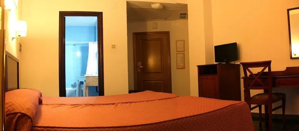 Üç Kişilik Oda