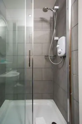 İki Ayrı Yataklı Oda, Banyolu/Duşlu