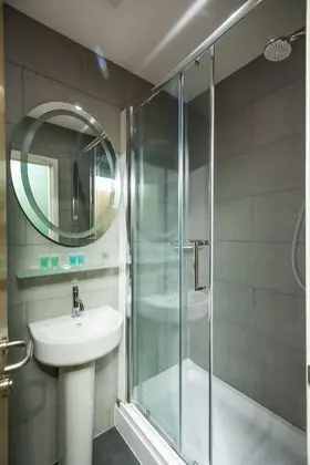 İki Ayrı Yataklı Oda, Banyolu/Duşlu