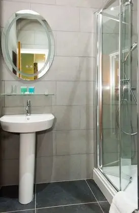 İki Ayrı Yataklı Oda, Banyolu/Duşlu