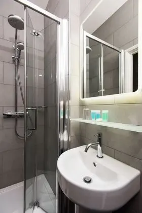 İki Ayrı Yataklı Oda, Banyolu/Duşlu