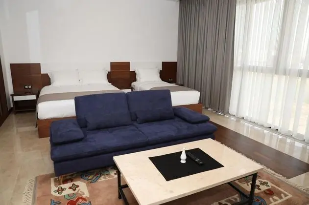 Triple, Kara Manzaralı