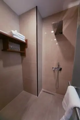 Triple, Kara Manzaralı
