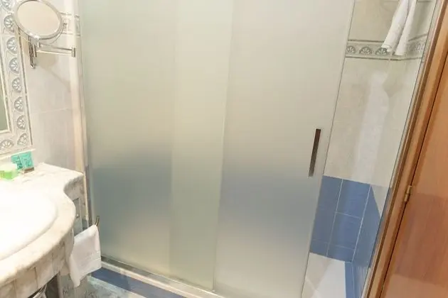 Büyük Yataklı Tek Kişilik Oda