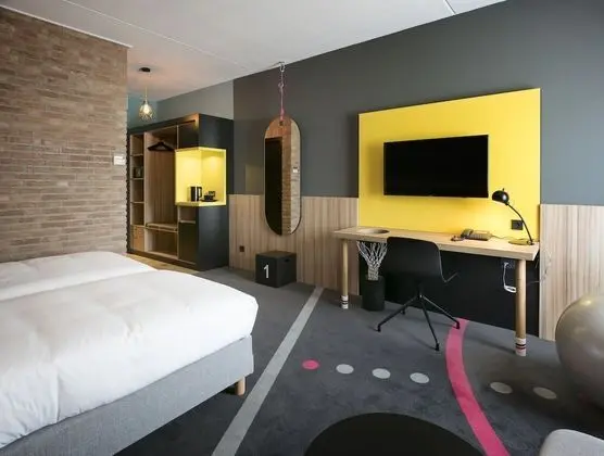 CLUB Room