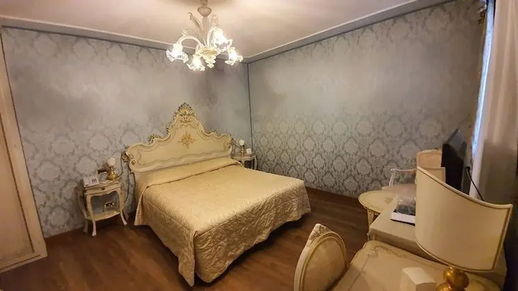 Büyük Yataklı Tek Kişilik Oda