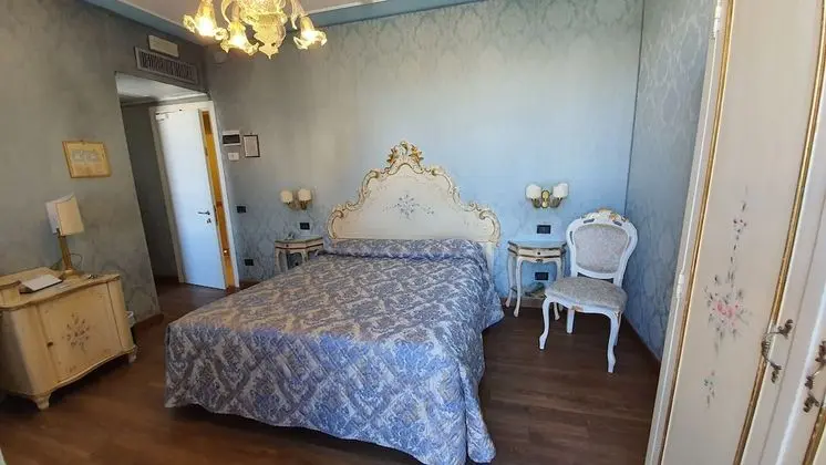 Büyük Yataklı Tek Kişilik Oda
