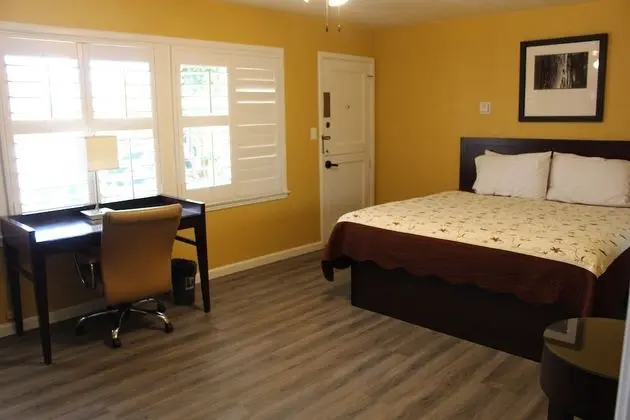One King Room with Fireplace (Max 2 people) (2nd Floor)