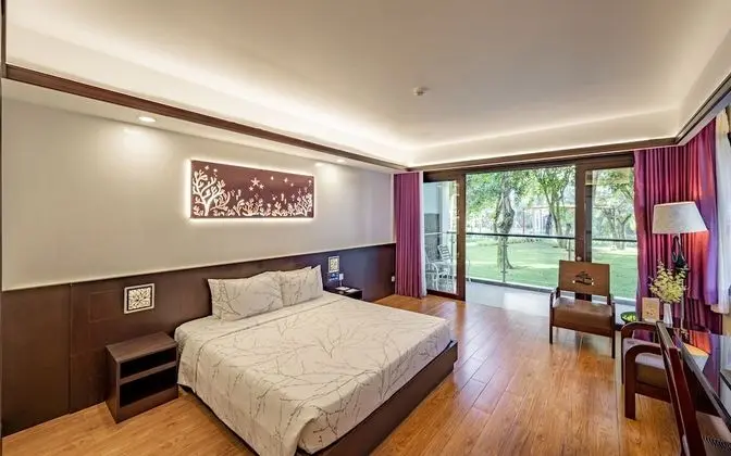 Deluxe Tek Büyük Yataklı Oda, Balkon, Bahçe Manzaralı