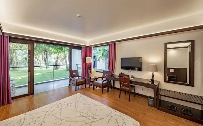 Deluxe Tek Büyük Yataklı Oda, Balkon, Bahçe Manzaralı