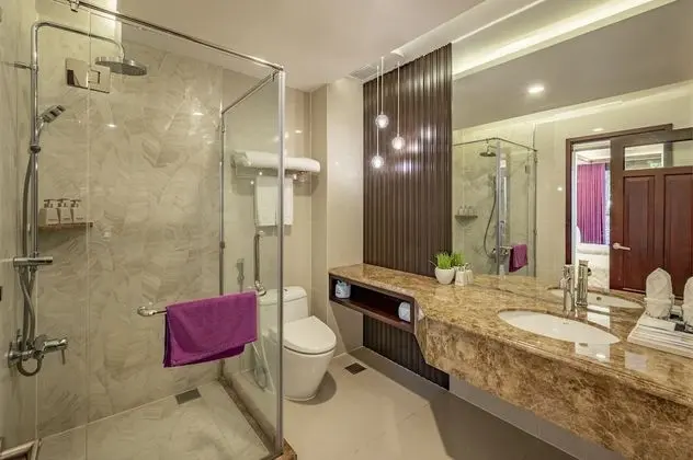 Deluxe Tek Büyük Yataklı Oda, Balkon, Bahçe Manzaralı