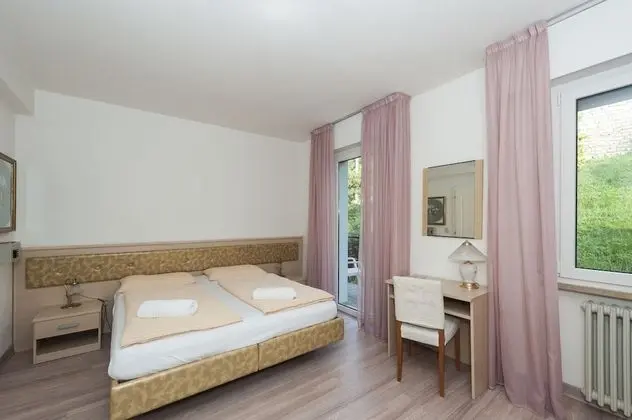 Tek Büyük veya İki Ayrı Yataklı Oda, Dağ Manzaralı