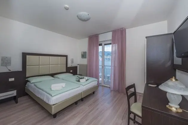 Tek Büyük veya İki Ayrı Yataklı Oda, Göl Manzaralı