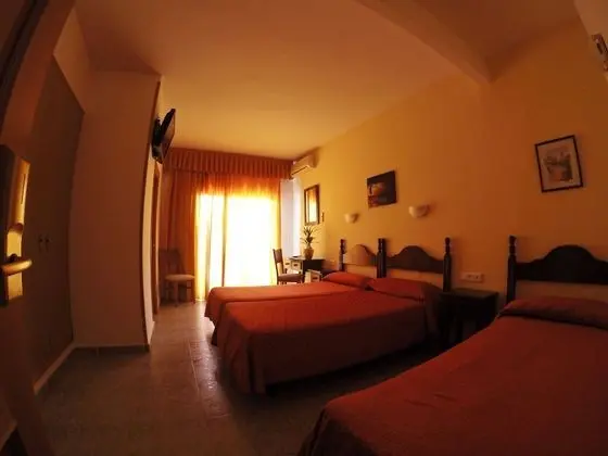 Üç Kişilik Oda, 3 Tek Kişilik Yatak, Balkon