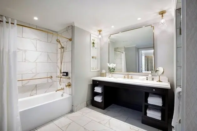 Oda, 1 En Büyük (King) Boy Yatak, Engellilere Uygun, Sigara İçilmez (Mobility w/ Tub)