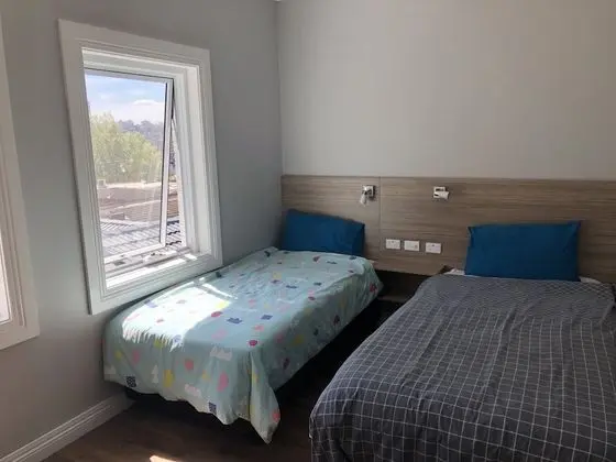 İki Ayrı Yataklı Oda, Ortak Banyo