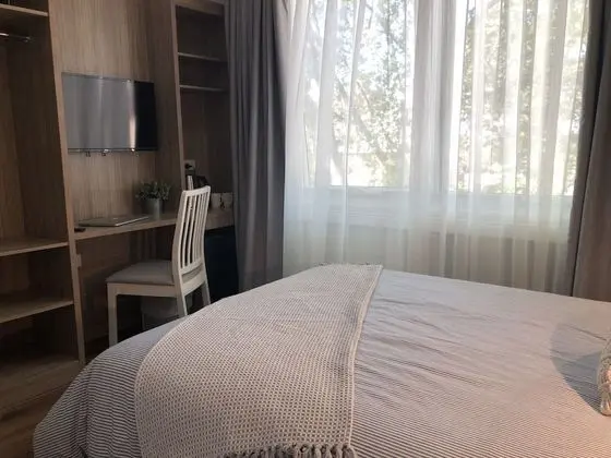 İki Ayrı Yataklı Oda, Ortak Banyo