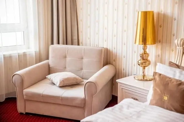 Basic Room with Armchair Triple Use