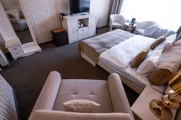 Basic Room with Armchair Triple Use