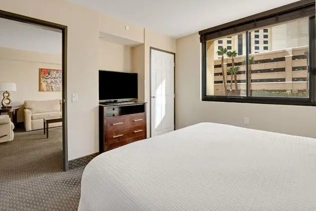 1BR ADA Roll In Shower - King Bed, Full Kitchen