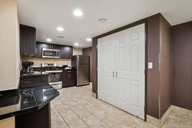 1BR ADA Roll In Shower - King Bed, Full Kitchen
