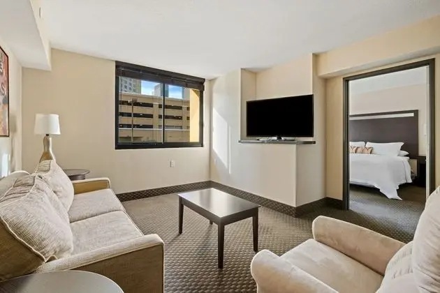 1BR ADA Roll In Shower - King Bed, Full Kitchen
