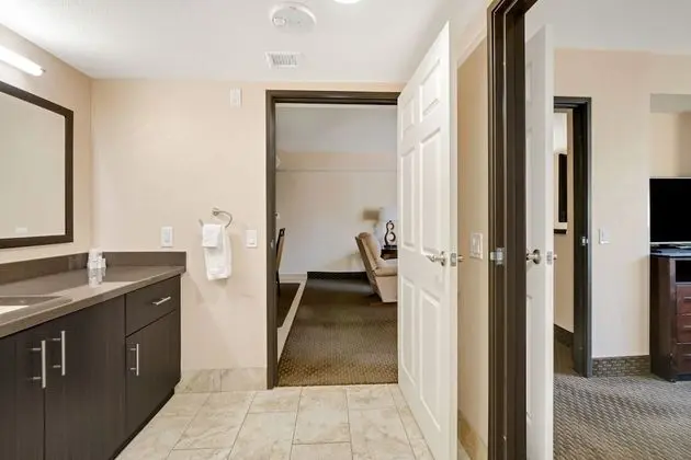 1BR ADA Roll In Shower - King Bed, Full Kitchen