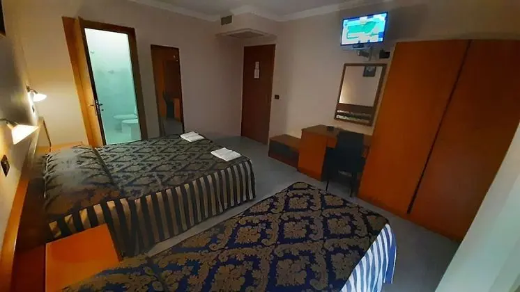 Üç Kişilik Oda