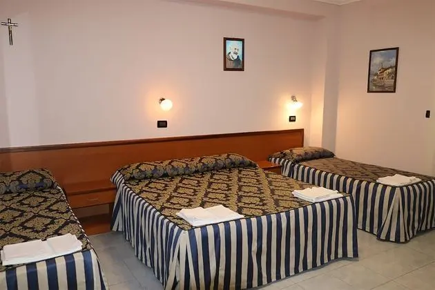 Üç Kişilik Oda