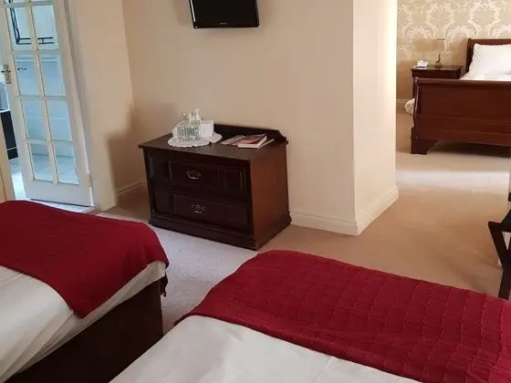 Dört Kişilik Oda, Banyolu/Duşlu (Family ensuite Courtyard)