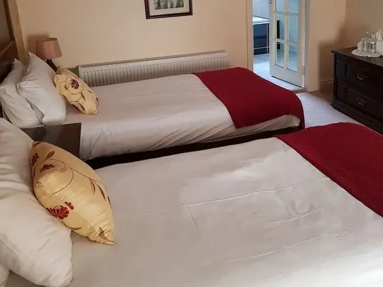 Dört Kişilik Oda, Banyolu/Duşlu (Family ensuite Courtyard)