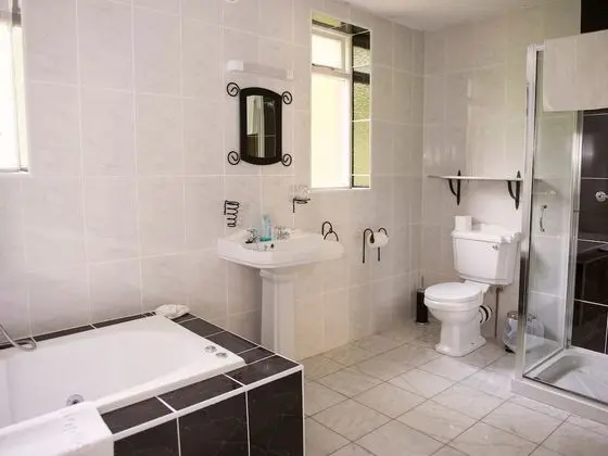 Dört Kişilik Oda, Banyolu/Duşlu (Family ensuite Courtyard)
