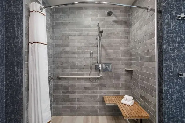 Junior Süit, 1 En Büyük (King) Boy Yatak, Engellilere Uygun (Roll-In Shower)
