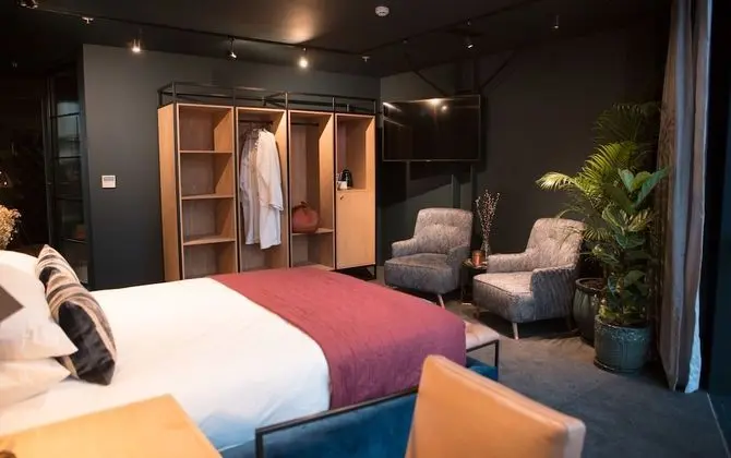 City Tek Büyük Yataklı Oda